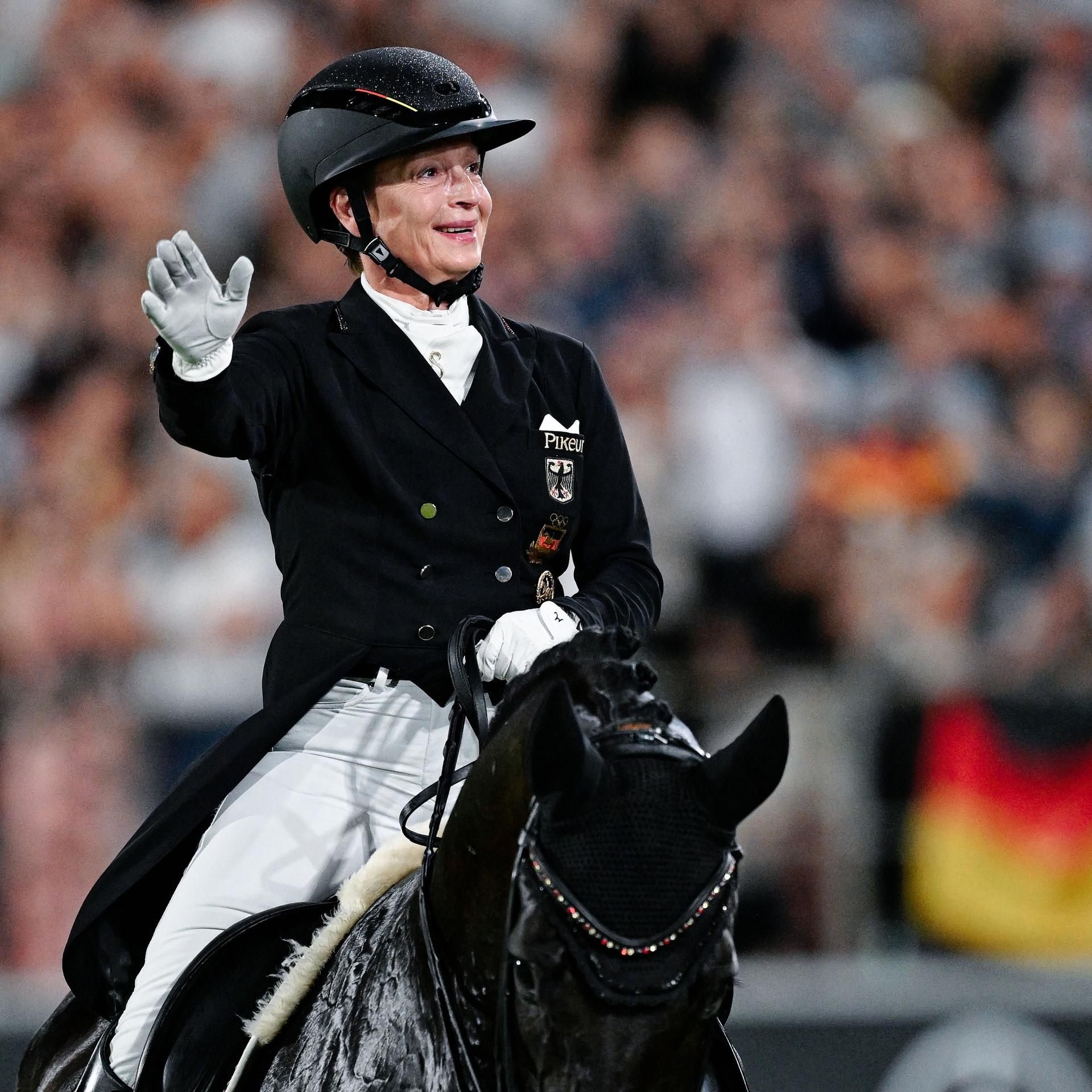 Die deutsche Dressurreiterin Isabell Werth sitzt in Reitmontur auf ihrem Pferd Wendy.