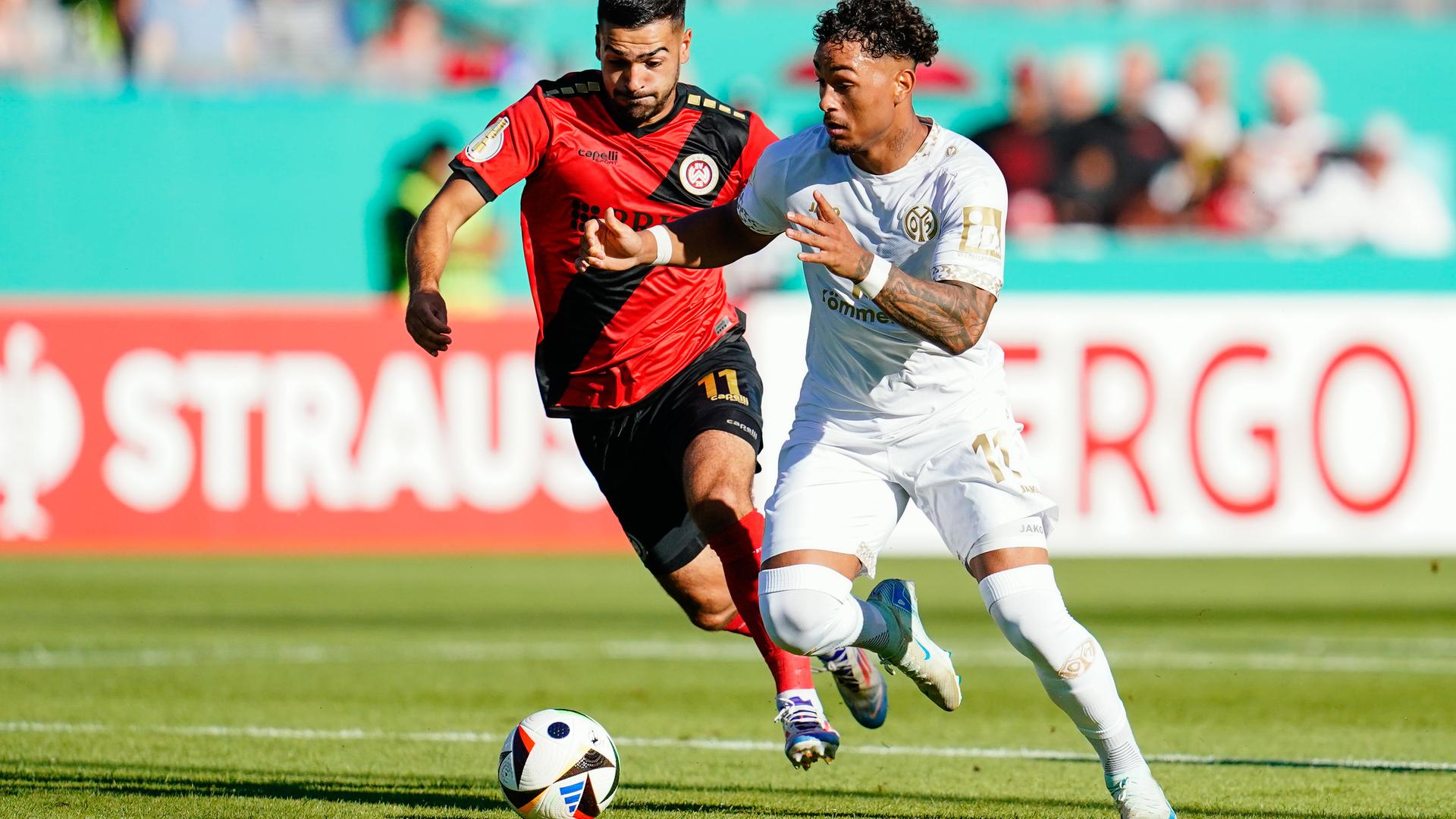 Wiesbadens Tarik Gözüsirin (links) und Armindo Sieb von Mainz kämpfen um den Ball.