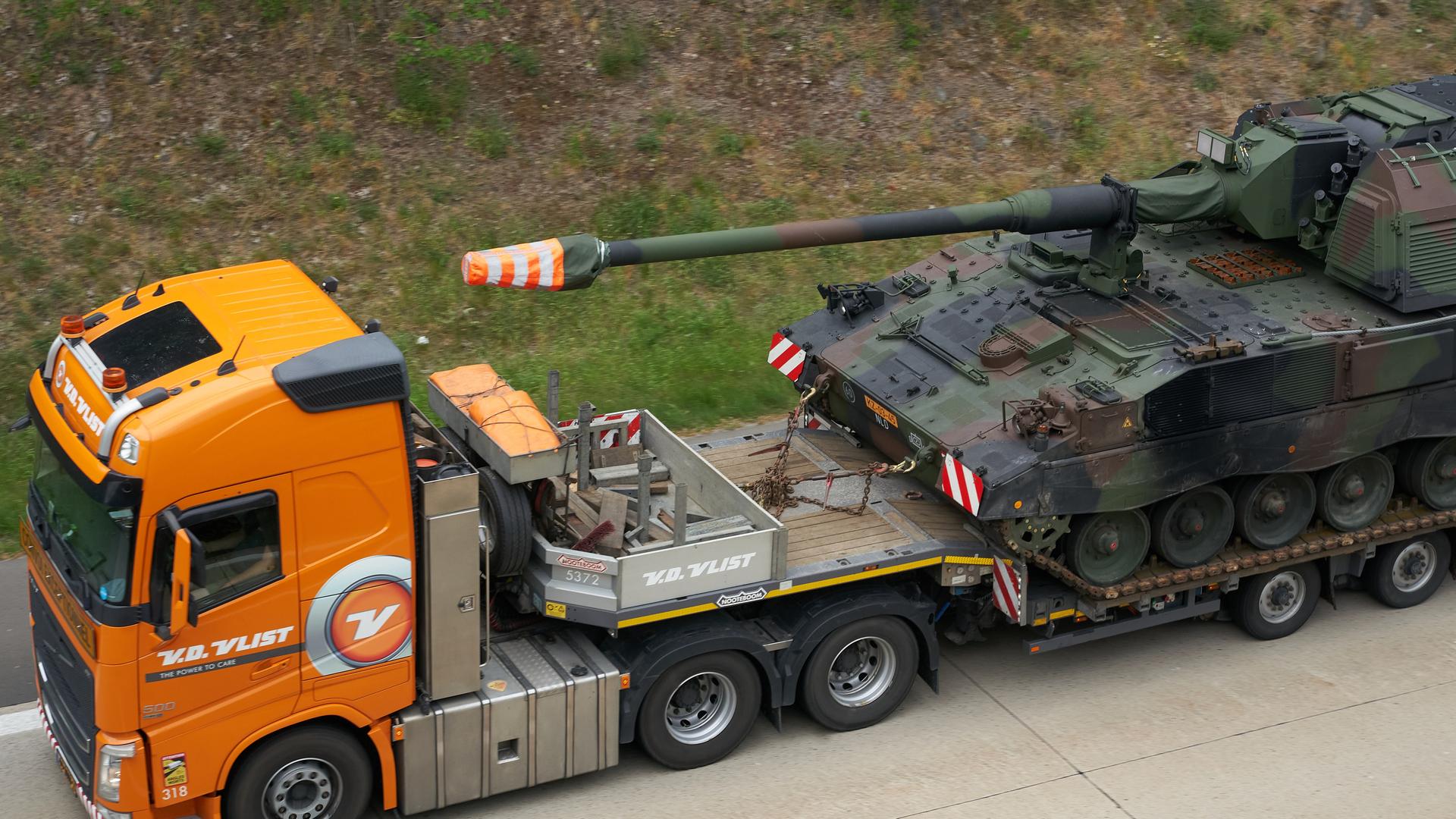 Eine Panzerhaubitze 2000 beim Transport auf der Autobahn. 