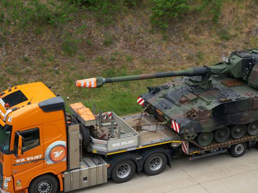 Eine Panzerhaubitze 2000 beim Transport auf der Autobahn. 