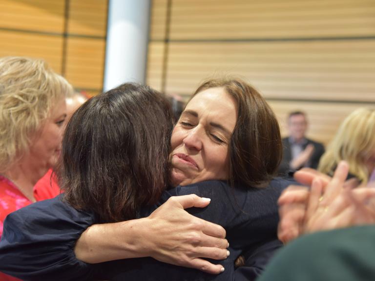 Archivbild: Neuseelands Premierministerin Jacinda Ardern umarmt innig eine nicht erkennbare Frau. Momente zuvor hatte sie wegen Erschöpfung ihren Rücktritt erklärt. Ort: War Memorial Hall, in Napier, Thursday, January 19, 2023.  