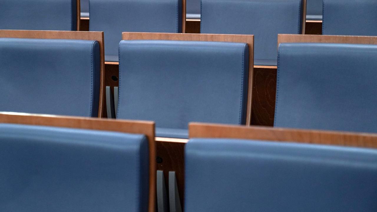 Großaufnahme von leeren Sitzen im Pressekonferenzraum des Weißen Hauses Großaufnahme von leeren Sitzen im Pressekonferenzraum des Weißen Hauses