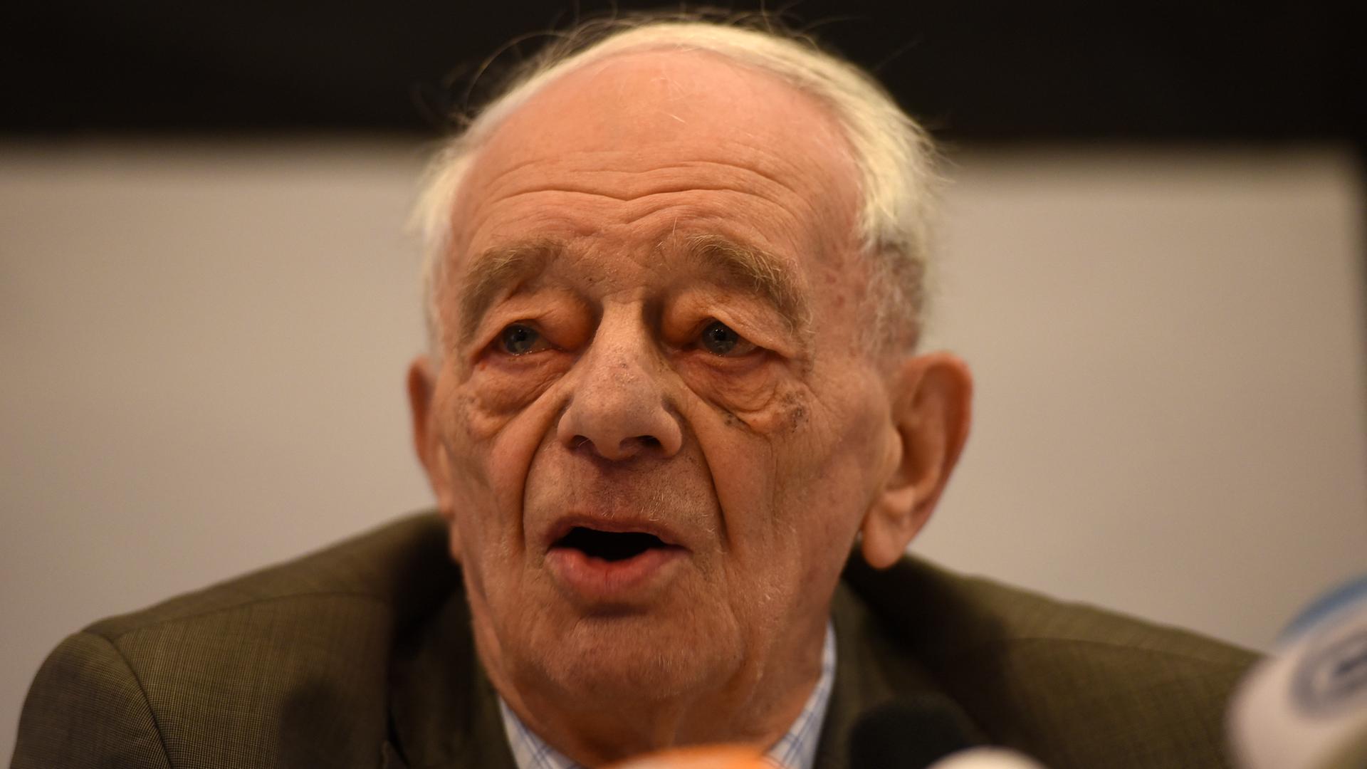Justin Sonder, ehemaliger Häftling des Vernichtungslagers Auschwitz, bei einer Pressekonferenz am 10. Februar 2016 in Detmold. Justin Sonder, ehemaliger Häftling des Vernichtungslagers Auschwitz, bei einer Pressekonferenz am 10. Februar 2016 in Detmold.