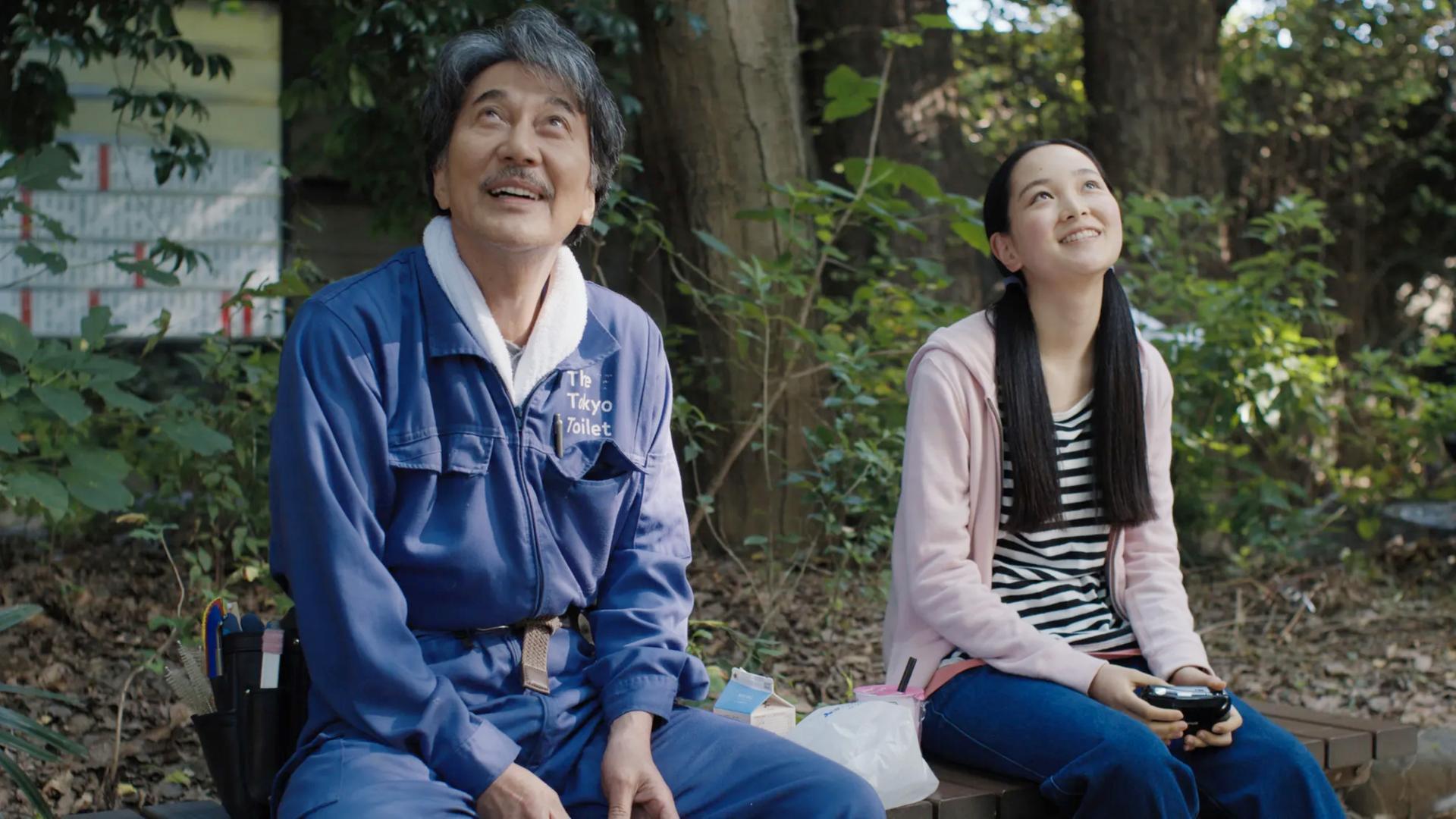 Filmstill aus "Perfect Days" von Wim Wenders. Hirayama (Koji Yakusho) und seine Nichte (Arisa Nakano), 2023.