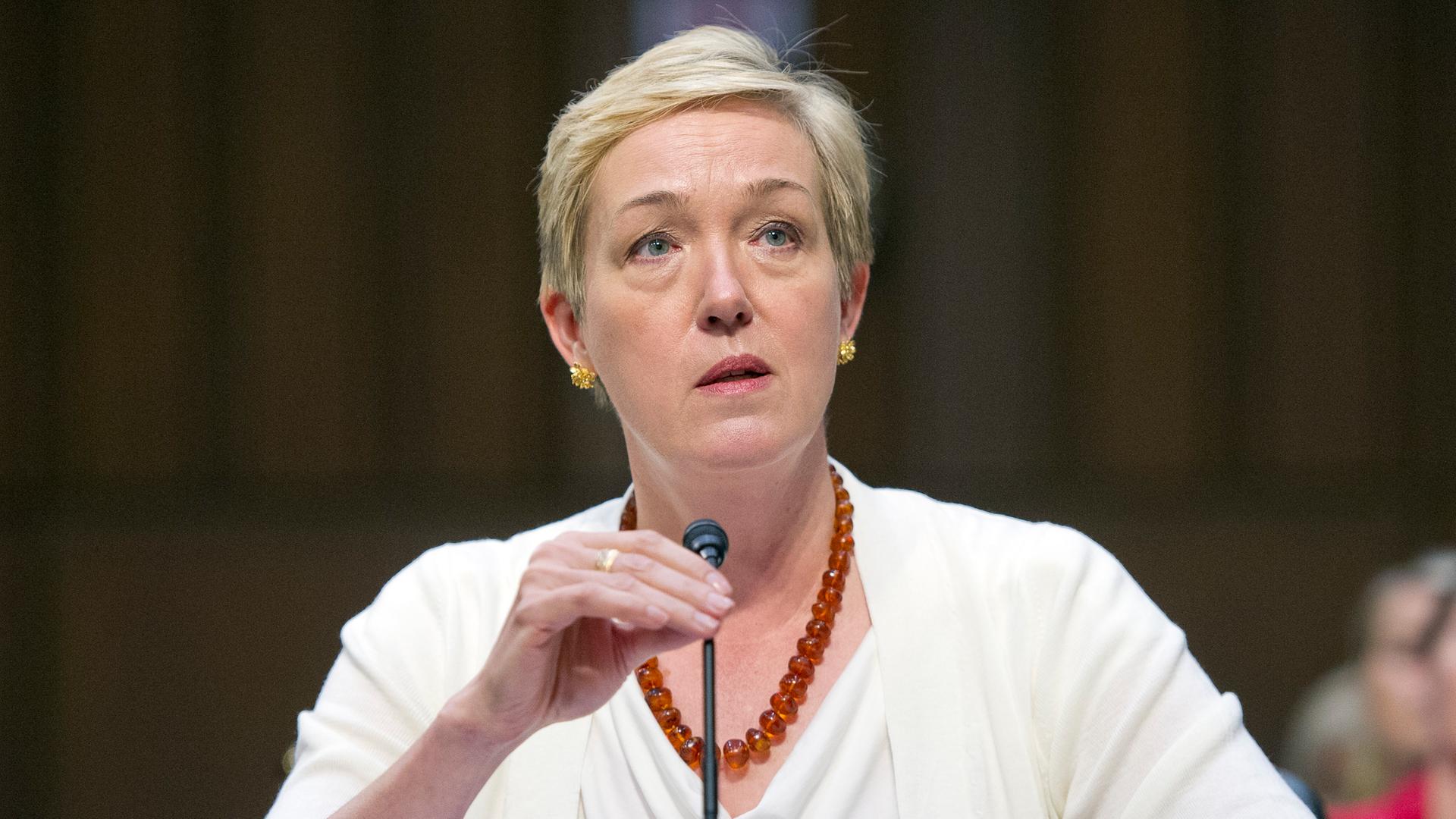 Die Sicherheitspolitikexpertin Constanze Stelzenmüller bei einer Befragung durch den US-Senat. Sie trägt ein helles Oberteil und eine bernsteinfarbene Kette.