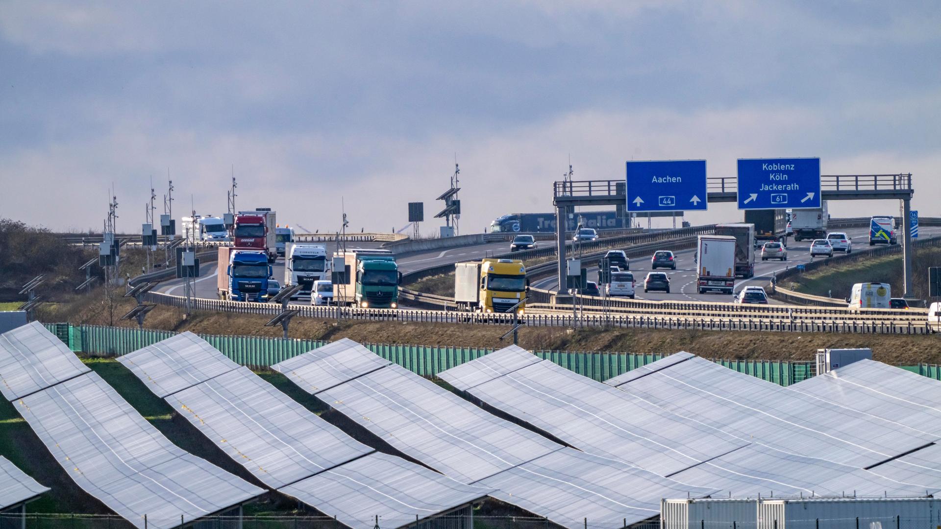 Eine Photovoltaikanlage neben einer stark befahrenen Autobahn.