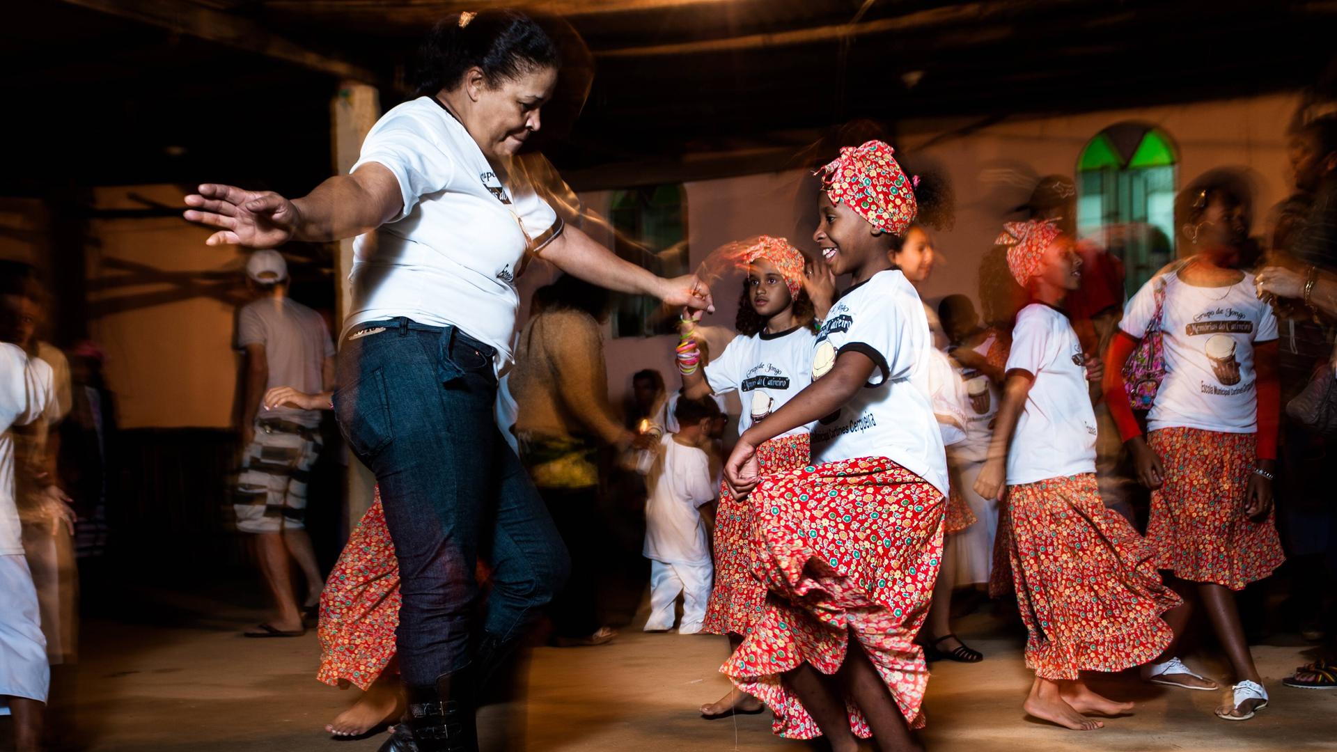 Frauen und Kinder tanzen auf dem Jongo Festival in Quilombo São José da Serra, Bundesstaat Rio de Janeiro, Brasilien.