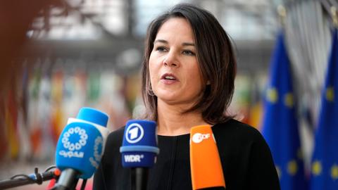 Belgien, Brüssel: Annalena Baerbock (Bündnis 90/Die Grünen), Außenministerin von Deutschland, spricht mit Journalisten, als sie zu einem Treffen der EU-Außenminister im Gebäude des Europäischen Rates eintrifft.