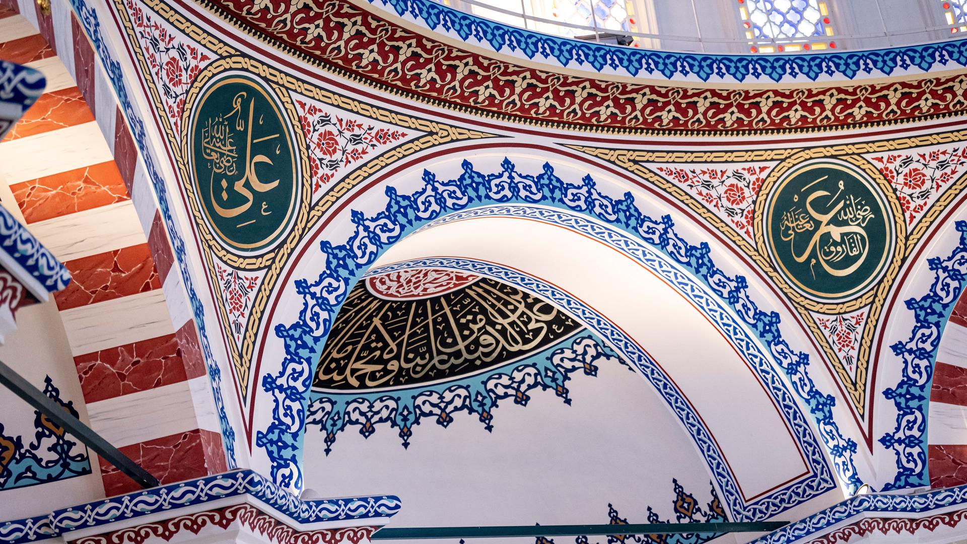 Blick in den Innenraum der Sehitlik-Moschee in Berlin-Neukölln. 