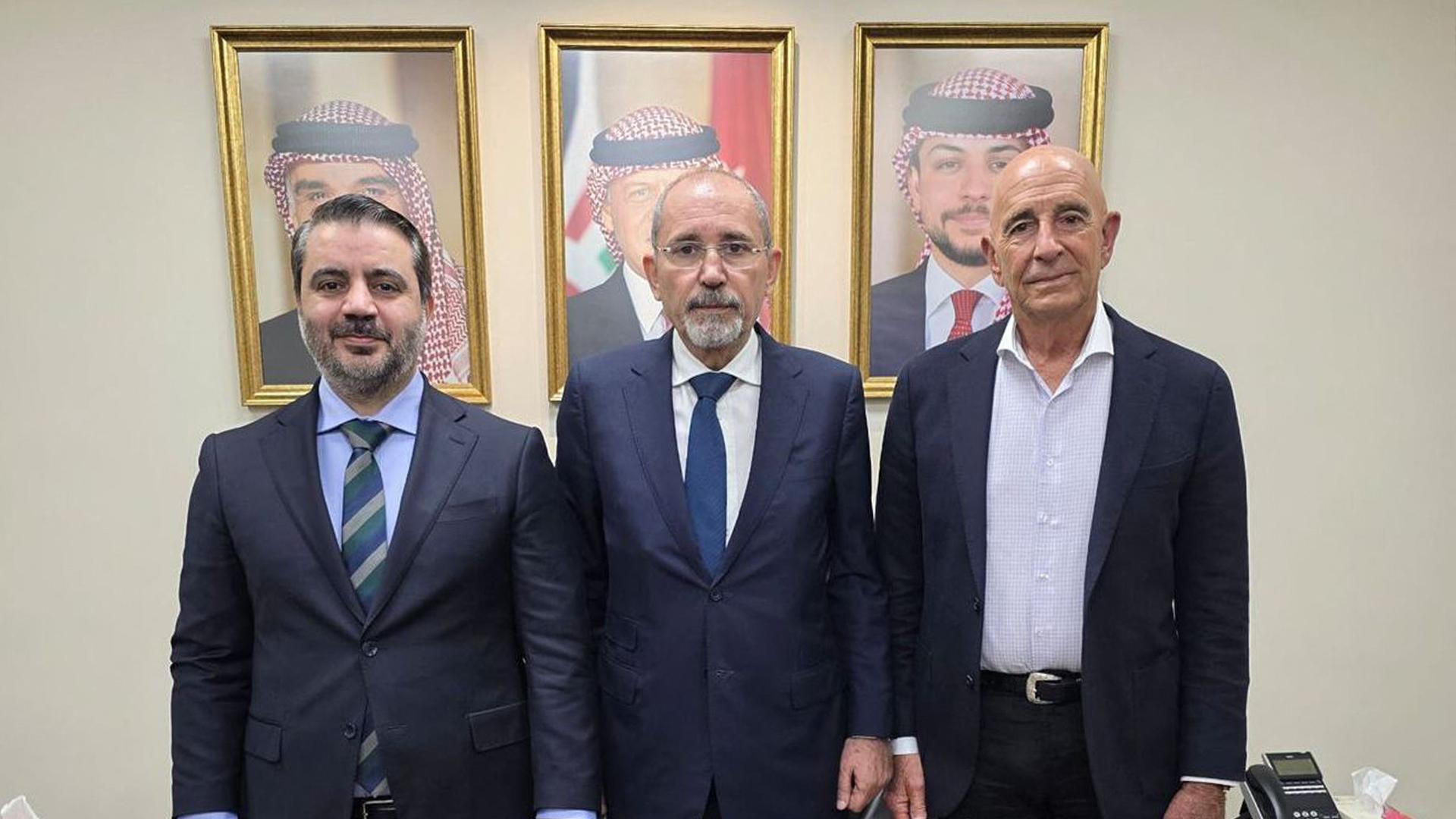 Dieses vom jordanischen Außenministerium veröffentlichte Foto zeigt Außenminister Ayman Safadi (Mitte) zusammen mit dem US-Sonderbeauftragten für Syrien, Thomas Barrack (rechts), und dem syrischen Außenminister Assaad al-Shibani. Dieses vom jordanischen Außenministerium veröffentlichte Foto zeigt Außenminister Ayman Safadi (Mitte) zusammen mit dem US-Sonderbeauftragten für Syrien, Thomas Barrack (rechts), und dem syrischen Außenminister Assaad al-Shibani.