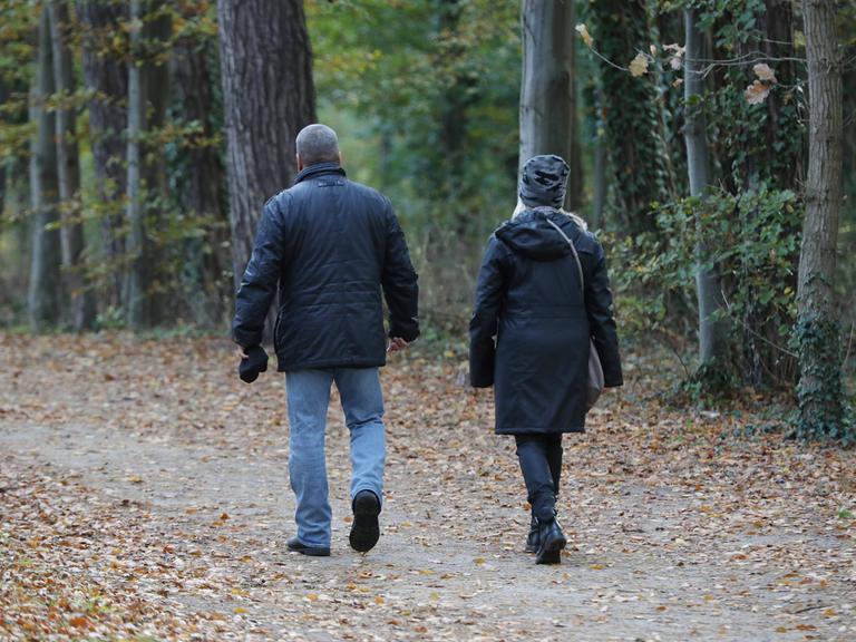 Spaziergänger im Wald auf Usedom
