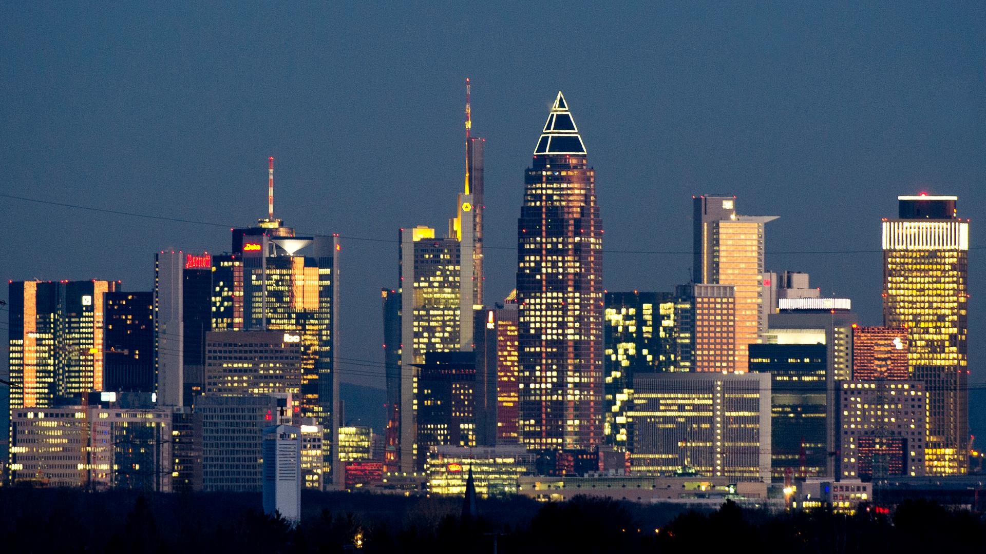Die Skyline von Frankfurt am Main mit dem markanten Messeturm kurz nach Sonnenuntergang