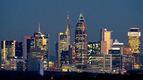 Die Skyline von Frankfurt am Main mit dem markanten Messeturm kurz nach Sonnenuntergang