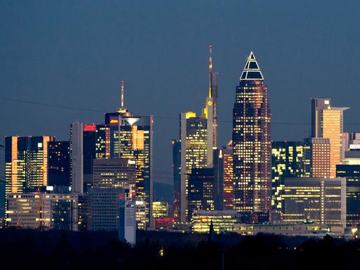Die Skyline von Frankfurt am Main mit dem markanten Messeturm kurz nach Sonnenuntergang