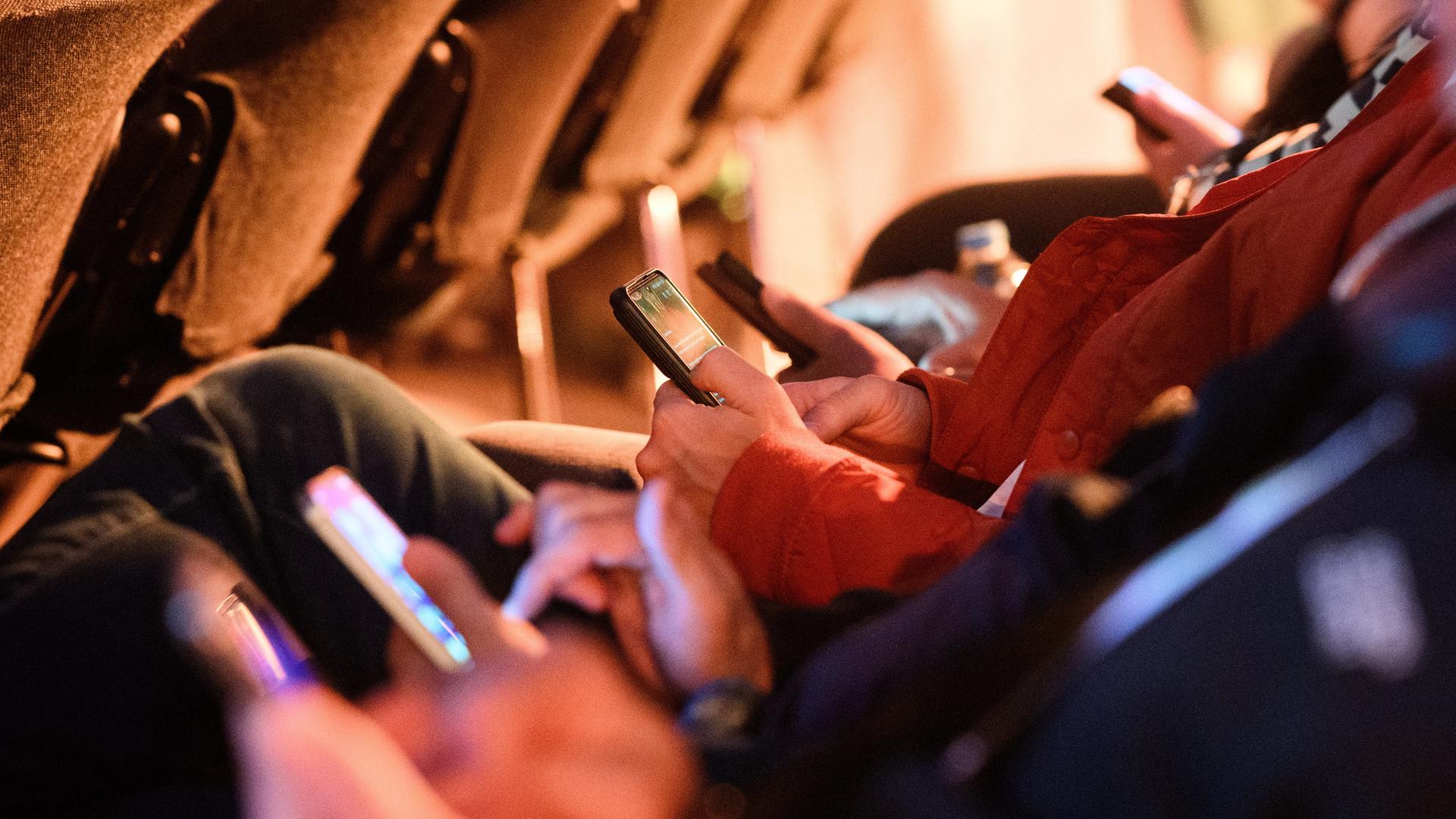 Zahlreiche Besucher nutzen bei der Medienkonferenz Re:publica ihre Smartphones. Zahlreiche Besucher nutzen bei der Medienkonferenz Re:publica ihre Smartphones.