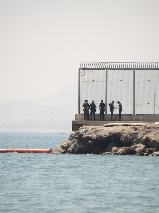 Sicherheitspersonal steht an einem Zaun an der Grenze von Ceuta, Spanien, am 15. August 2026 Sicherheitspersonal steht an einem Zaun an der Grenze von Ceuta, Spanien, am 15. August 2026
