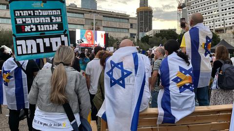 Tel Aviv: Menschen versammeln sich auf dem Platz der Geiseln vor der Freilassung der israelischen Geiseln, die im Gazastreifen festgehalten werden.