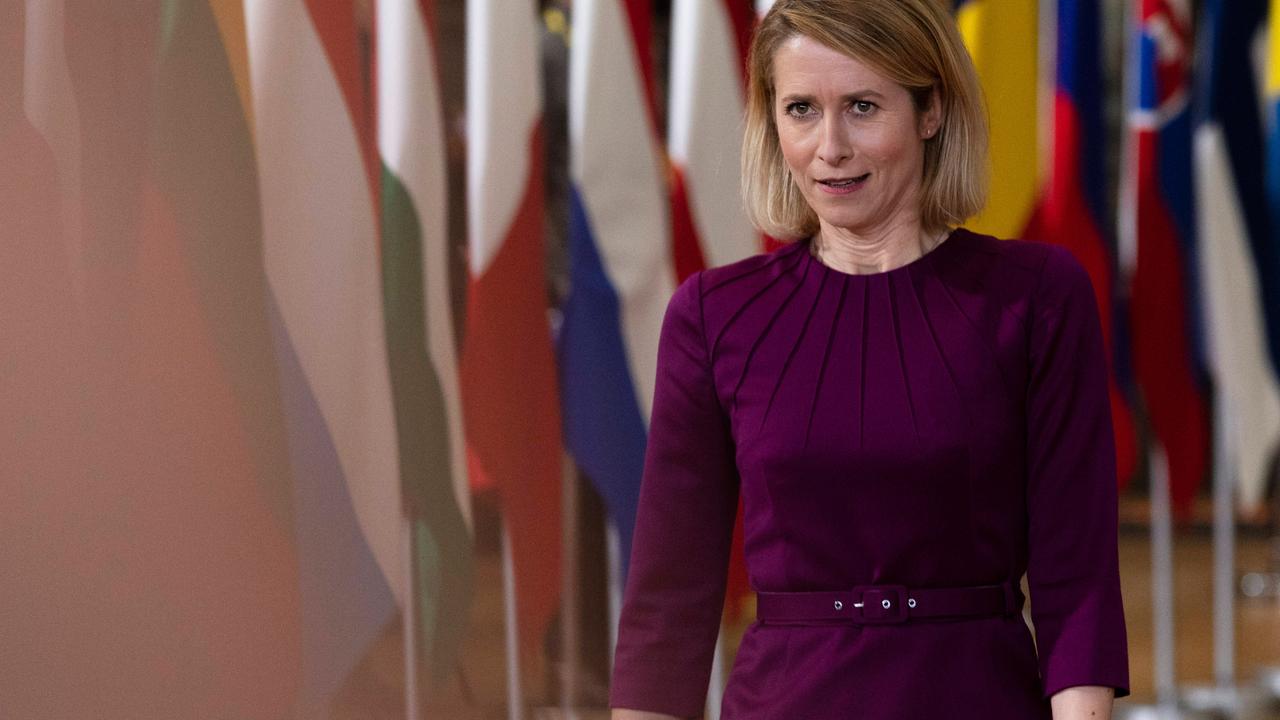 Kaja Kallas kommt beim Sondergipfel der EU-Staat- und Regierungschefs in Brüssel an. Im Hintergrund ist eine große Zahl von Flaggen zu erkennen. 