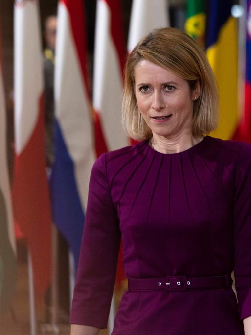 Kaja Kallas kommt beim Sondergipfel der EU-Staat- und Regierungschefs in Brüssel an. Im Hintergrund ist eine große Zahl von Flaggen zu erkennen. 