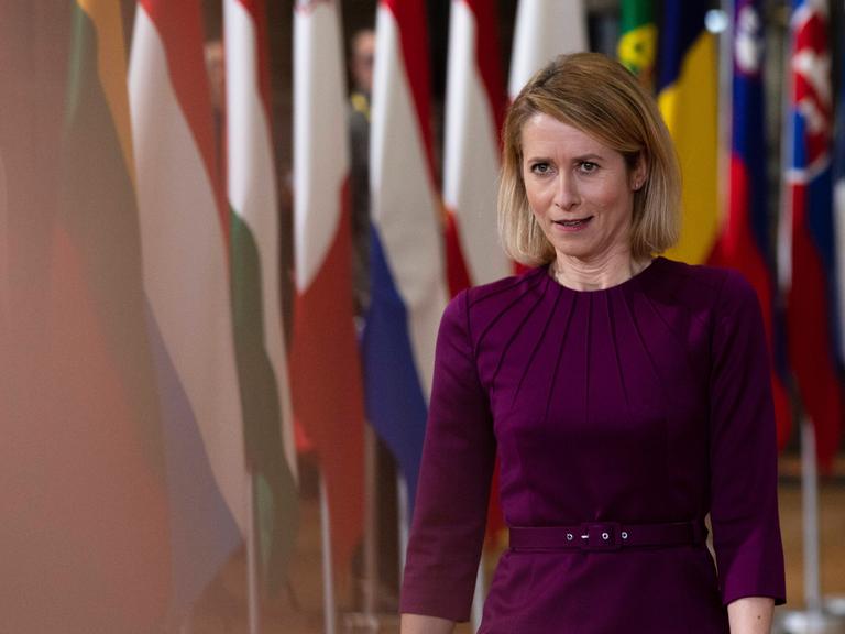 Kaja Kallas kommt beim Sondergipfel der EU-Staat- und Regierungschefs in Brüssel an. Im Hintergrund ist eine große Zahl von Flaggen zu erkennen. 