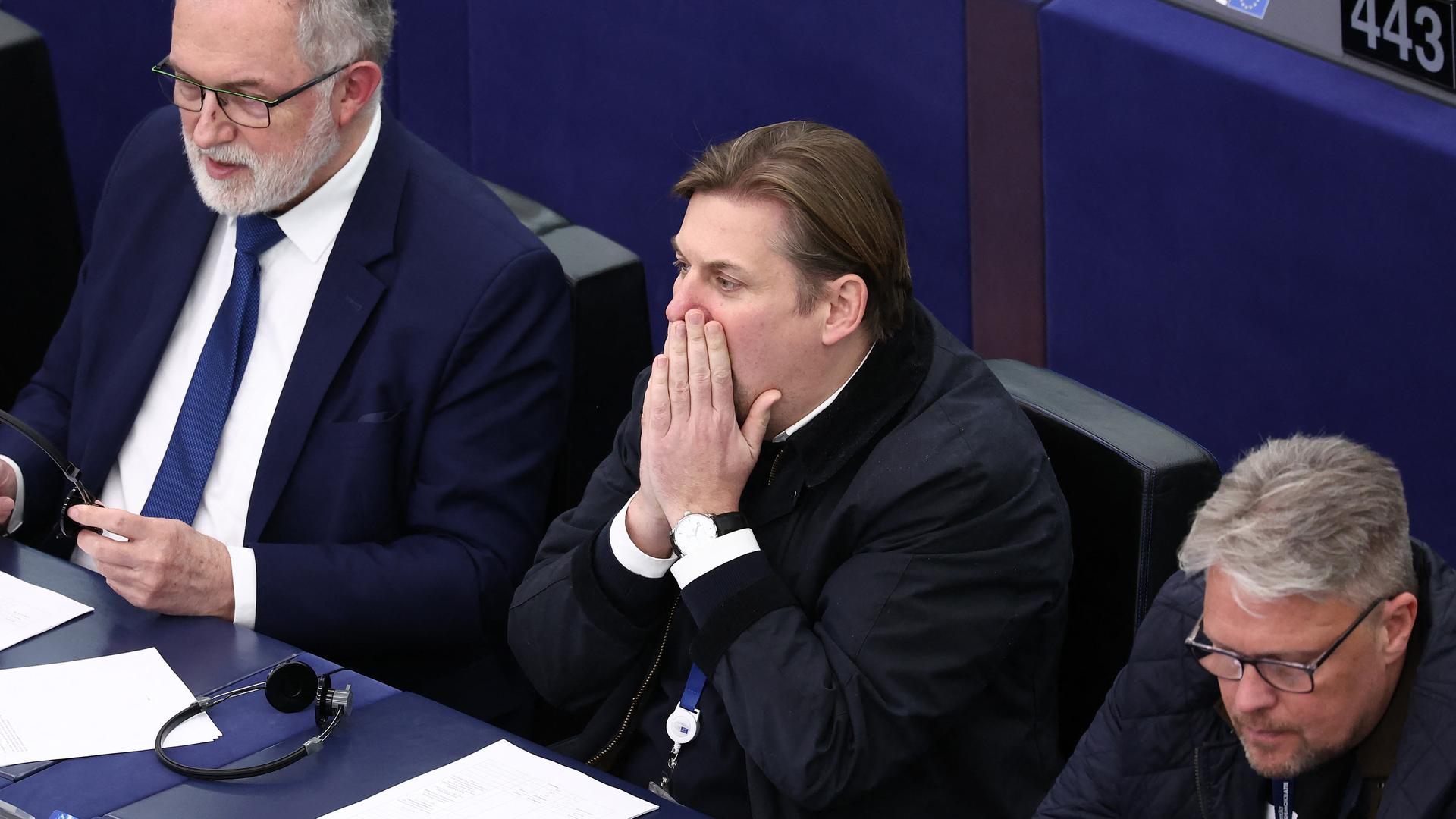 Der AfD-Politiker Maximilian Krah sitzt zwischen zwei Abgeordneten im EU-Parlament in Straßburg.