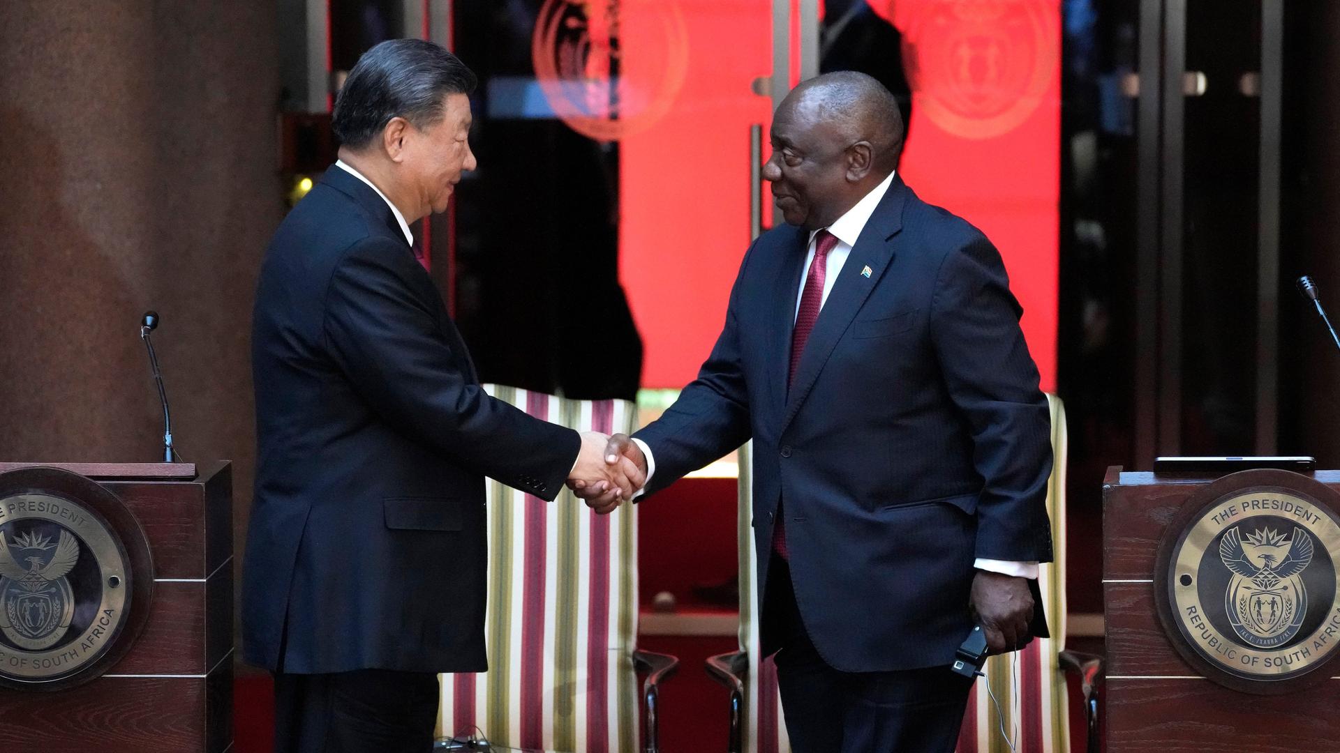Der chinesische Staatschef Xi Jinping, links, und Südafrikas Präsident Cyril Ramaphosa geben sich die Hand.