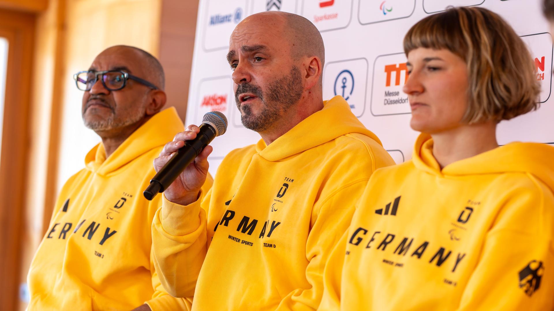Cortina D'ampezzo: Idriss Gonschinska, Vorstandsvorsitzender des Deutschen Behindertensportbunds, Marc Möllmann, Chef de Mission, und Anna-Lena Forster, paralympische Athletin, während einer Pressekonferenz. 