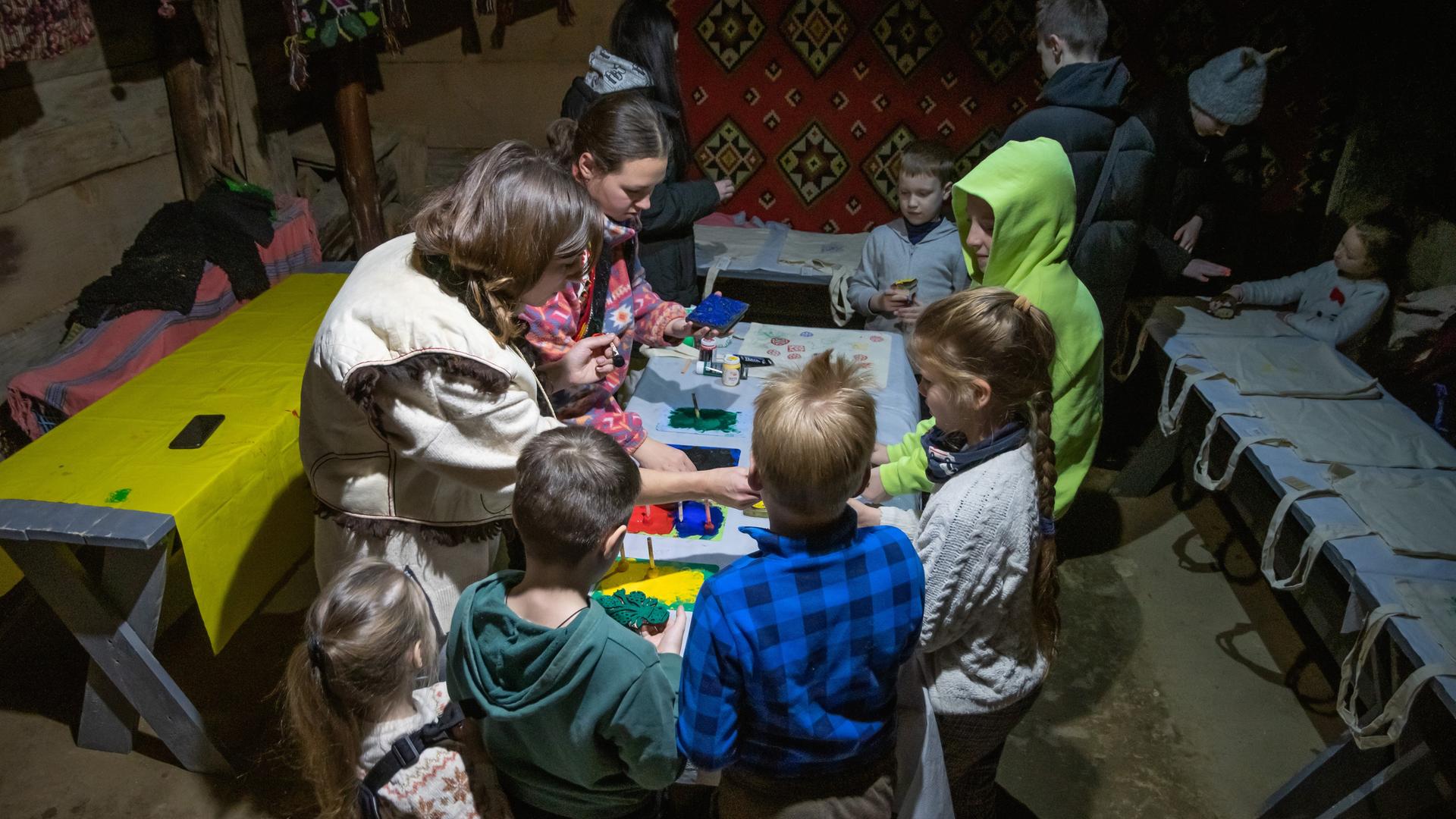 Ukrainische Kinder und ihre Betreuer bei einem Bastel-Workshop in der Stadt Lwiw. 