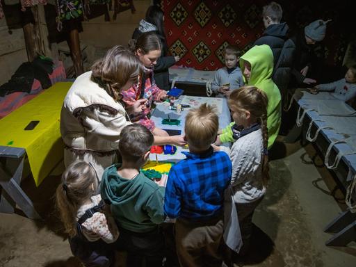 Ukrainische Kinder und ihre Betreuer bei einem Bastel-Workshop in der Stadt Lwiw. 