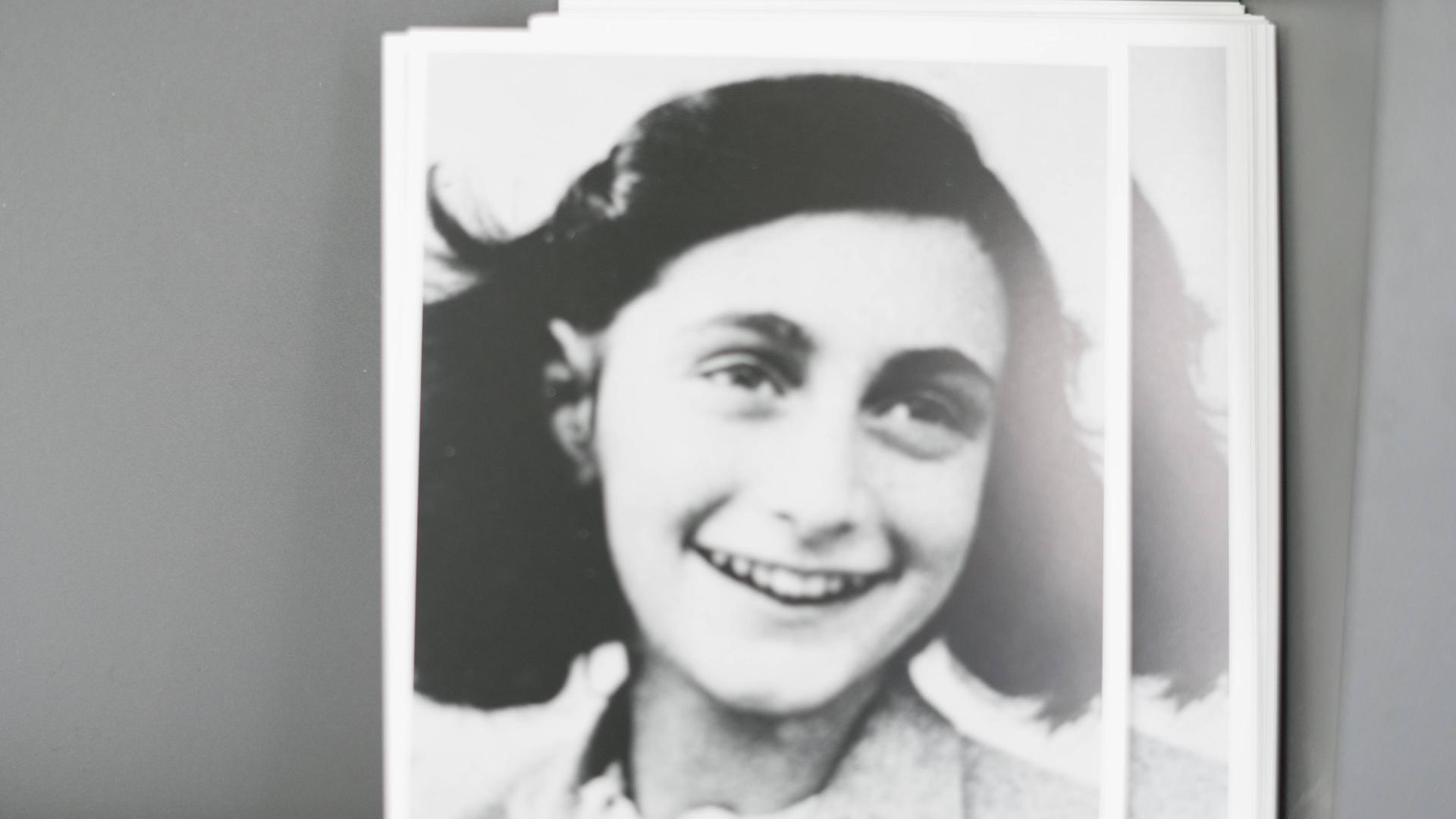 Porträt von Anne Frank in der Gedenkstätte Bergen-Belsen. Porträt von Anne Frank in der Gedenkstätte Bergen-Belsen.