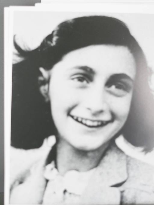 Porträt von Anne Frank in der Gedenkstätte Bergen-Belsen.