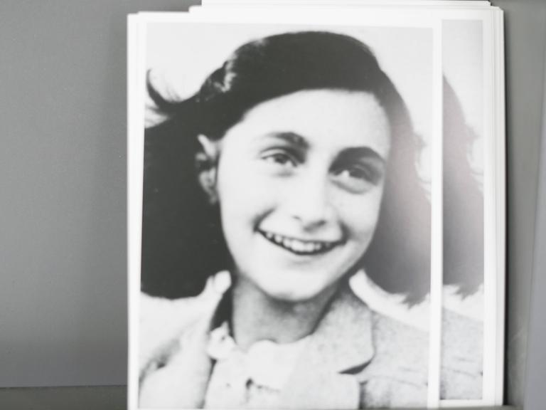 Porträt von Anne Frank in der Gedenkstätte Bergen-Belsen.