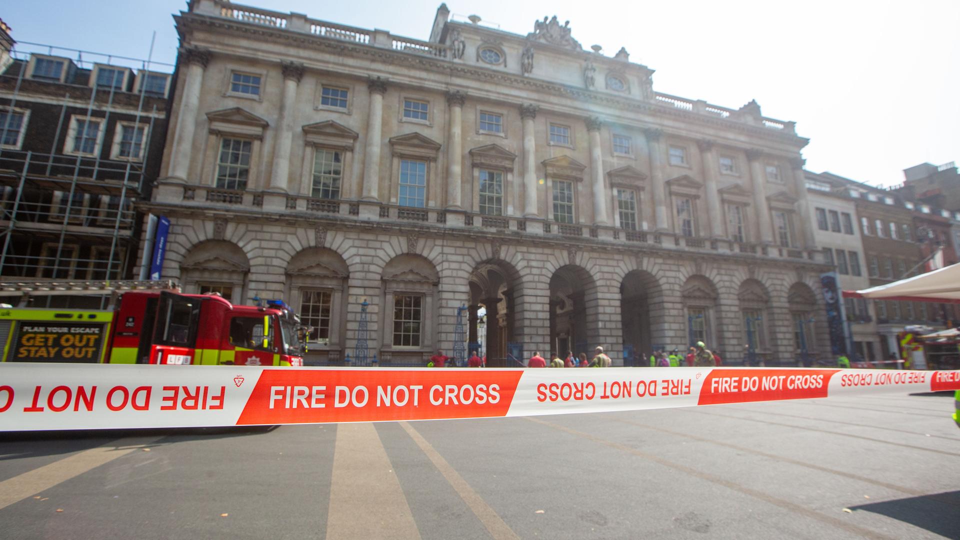 Zu sehen ist das Somerset House in London, links im Bild ein Feuerwehrauto, im Vordergrund eine Absperrung. Zu sehen ist das Somerset House in London, links im Bild ein Feuerwehrauto, im Vordergrund eine Absperrung.