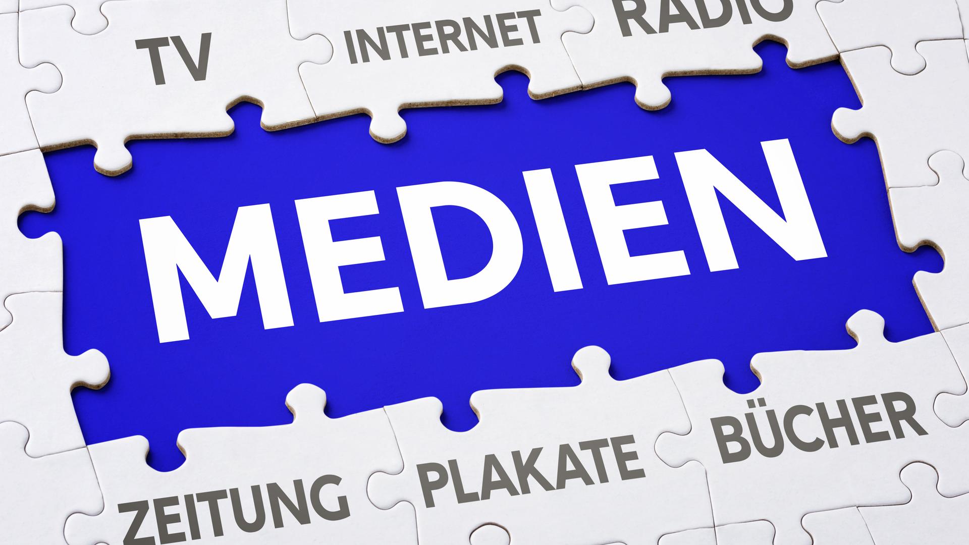 Symbolbild in Puzzleform über Medien, Fernseher, Zeitung, Internet Symbolbild in Puzzleform über Medien, Fernseher, Zeitung, Internet