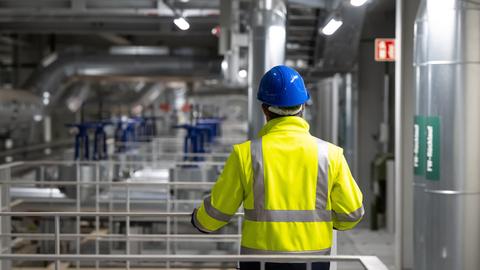Ein Mitarbeiter der Stadtwerke München steht in der Geothermieanlage im Heizkraftwerk Süd.