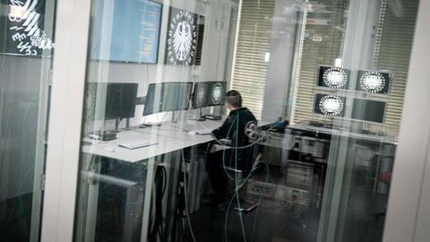 Ein Informatiker und Hacker spiegelt sich in der Scheibe zu einem Serverraum des Bundesnachrichtendienstes (BND) in Berlin