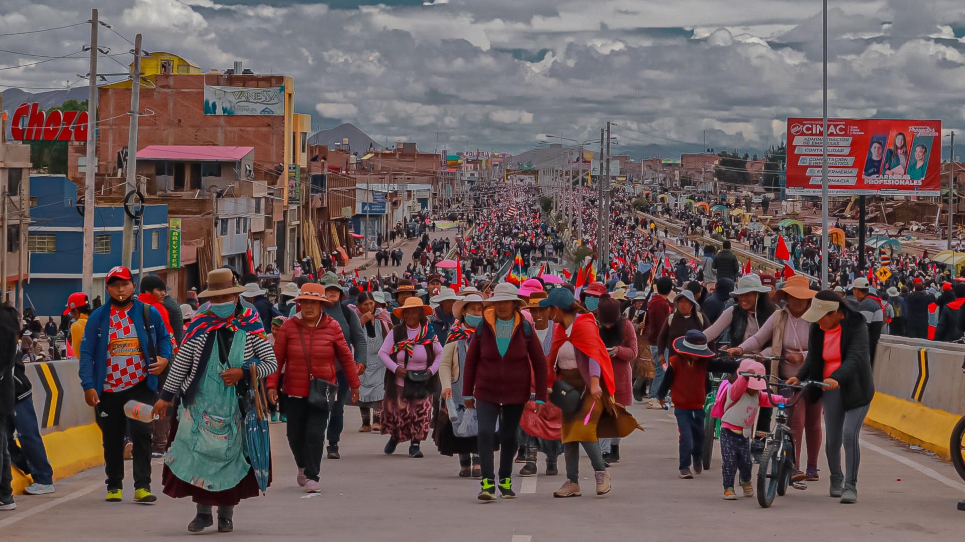 Eine große Menschenmenge auf einer Straße in Peru.
