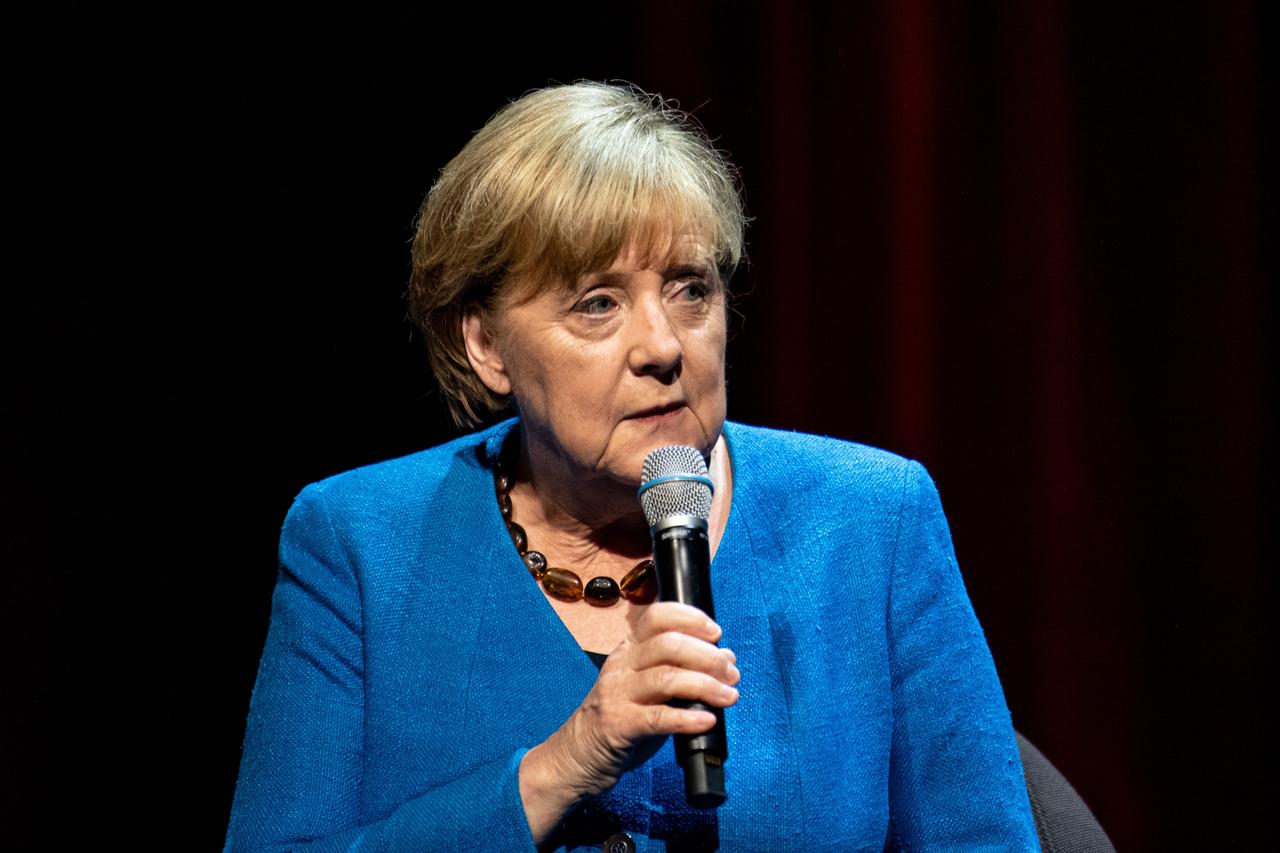 Porträt von Merkel mit Micro in der Hand. 