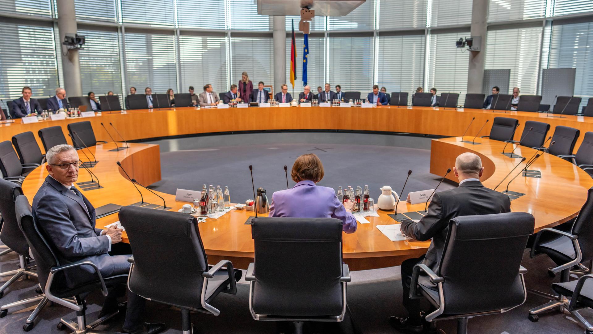 Anhörung im Bundestag - Geheimdienstchefs sehen reale Gefahr eines gewaltsamen Konflikts mit Russland