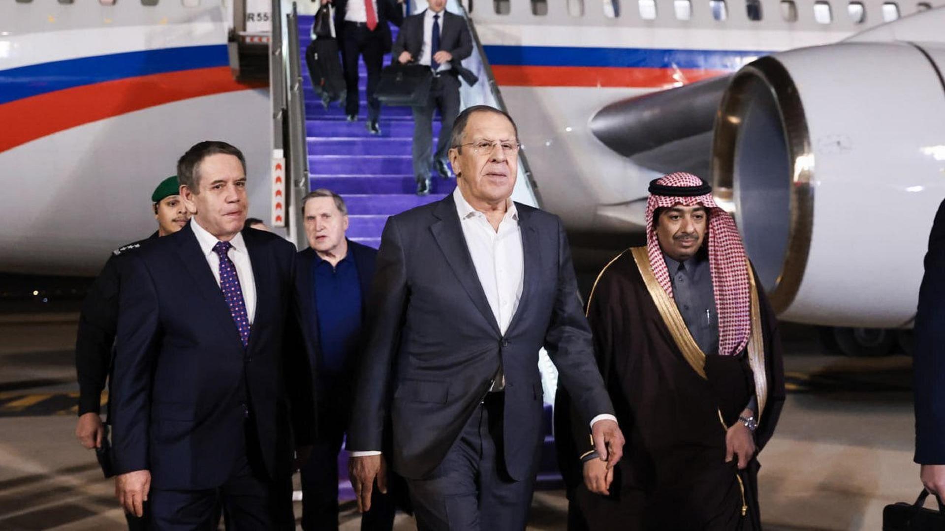 Russlands Außenminister Sergej Lawrow steigt in Saudi-Arabien mit seiner Delegation aus einem Flugzeug.