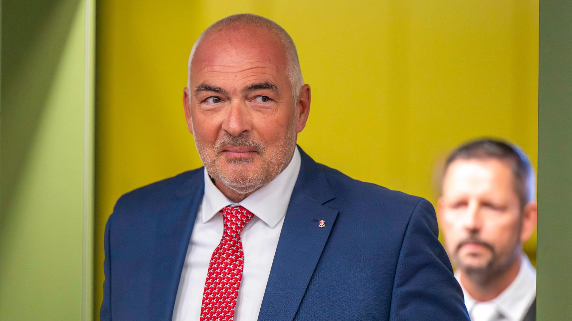 München: Der ehemalige CDU-Bundestagsabgeordnete Axel Fischer aus dem Wahlkreis Karlsruhe-Land betritt den Gerichtssaal des Oberlandesgericht. München: Der ehemalige CDU-Bundestagsabgeordnete Axel Fischer aus dem Wahlkreis Karlsruhe-Land betritt den Gerichtssaal des Oberlandesgericht.