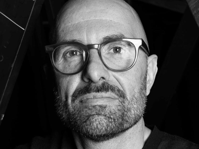 Porträt des Regisseurs Philipp Stölzl. Er trägt eine Brille.