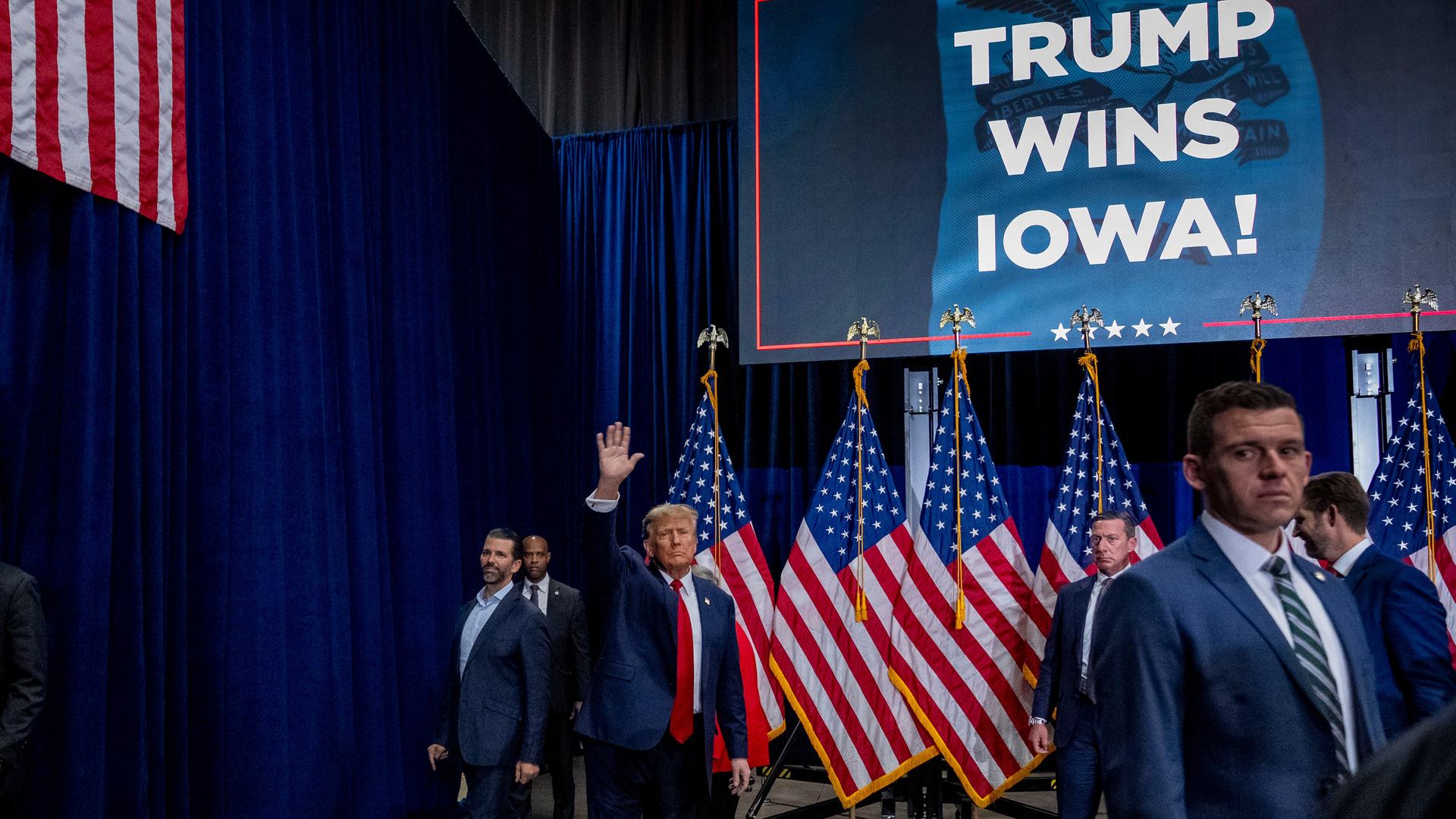 Der republikanische Präsidentschaftskandidat und ehemalige Präsident Donald Trump verlässt eine Caucus Night Party in Des Moines, Iowa, Montag, 15. Januar 2024.