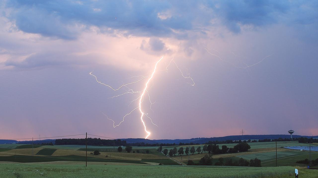 Ein Blitz zuckt bei einem Sommergewitter über den abendlichen Himmel östlich von Freudenstadt.
