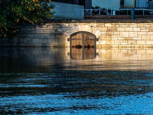 Ein Tor ist vom Hochwasser der Donau umgeben.  