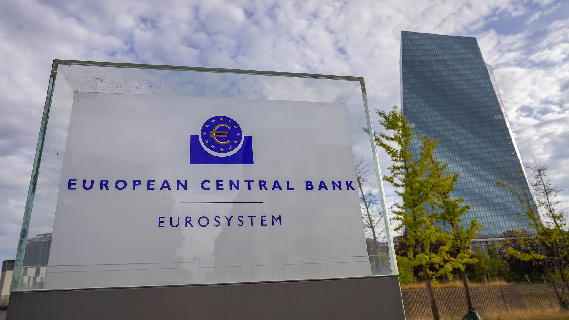 Die Zentrale der Europäischen Zentralbank EZB neben einem Schild am Eingang.