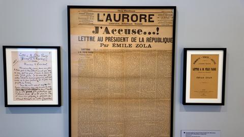Der Artikel "J'accuse", der in der Zeitung "L'Aurore", ausgestellt im Dreyfus-Museum im Haus von Emile Zola in Medan, nahe Paris, 