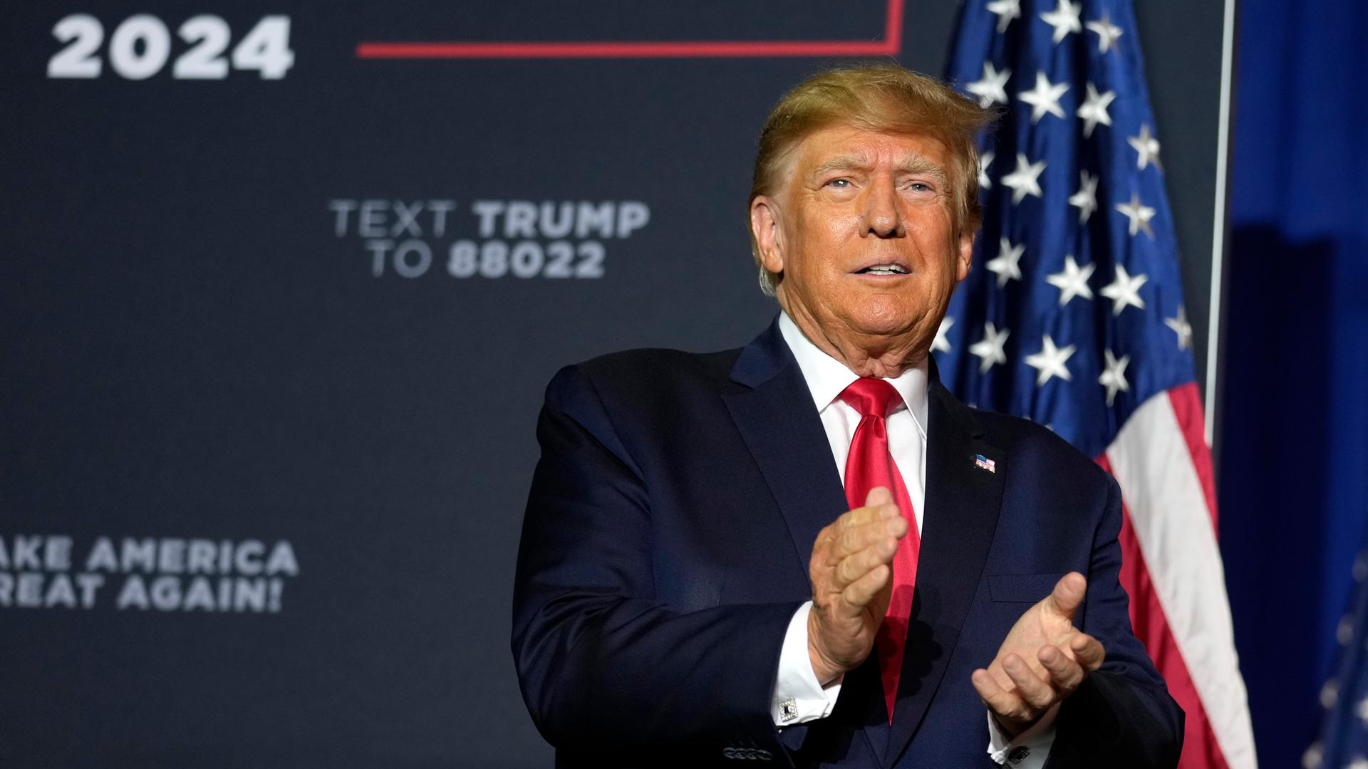 Ex-Präsident Donald Trump klatscht bei einer Wahlkampfveranstaltung in die Hände.
