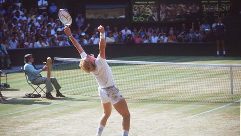 1985: Boris Becker bejubelt seinen Sieg beim Wimbledon-Turnier. 