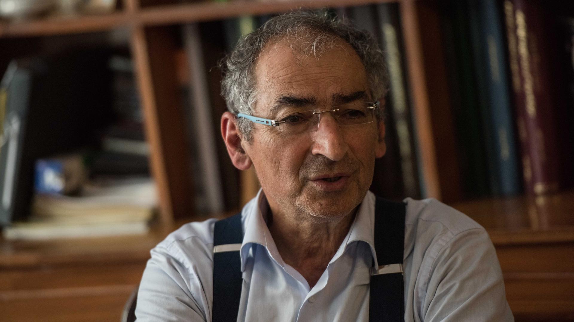 Iran, Teheran: Der Politologe Sadegh Zibakalam spricht in einem Interview. Iran, Teheran: Der Politologe Sadegh Zibakalam spricht in einem Interview.